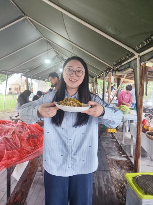 人站在厨房里做食物 AI 生成的内容可能不正确。