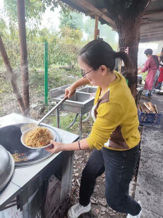 烧烤的人 AI 生成的内容可能不正确。