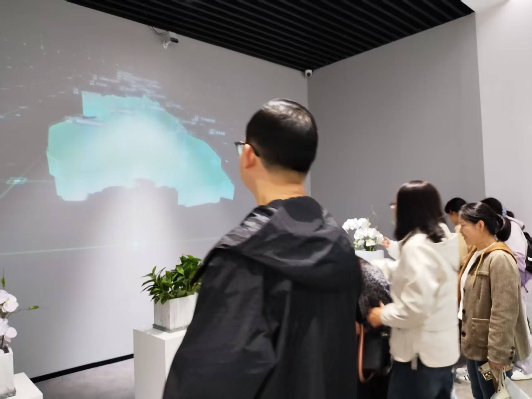 人们站在房间里 AI 生成的内容可能不正确。